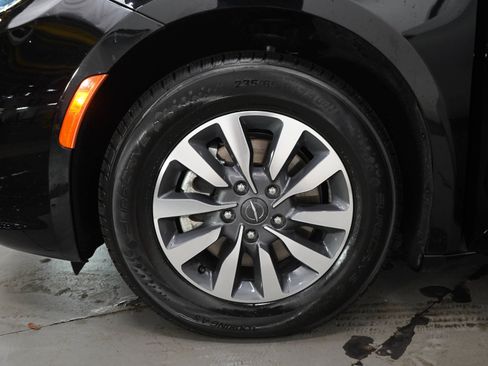 Used 2024 Chrysler Pacifica Limited FWD image 31