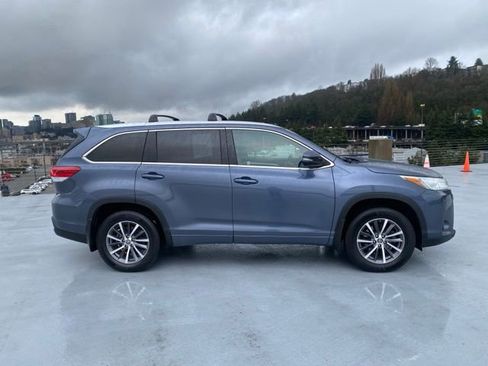 Used 2018 Toyota Highlander XLE image 2