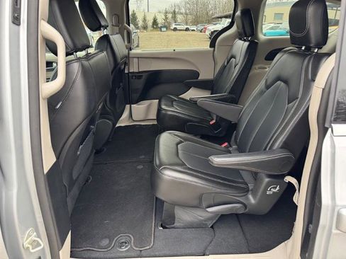 Used 2024 Chrysler Pacifica Touring-L FWD image 32