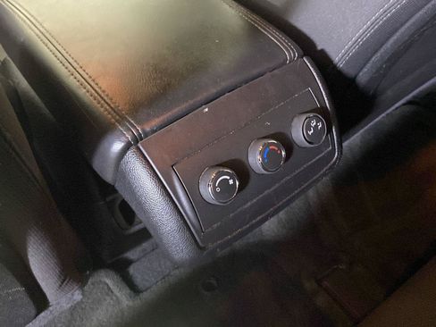 Used 2014 GMC Acadia SLE FWD image 17