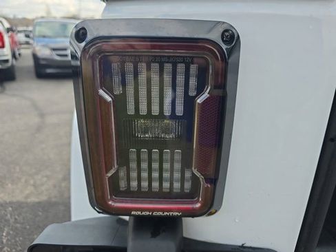 Used 2013 Jeep Wrangler Unlimited Sahara image 15