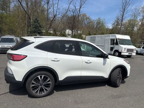 Used 2022 Ford Escape SE w/ SE Sport Appearance Package image 5