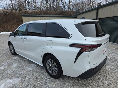 Certified 2025 Toyota Sienna XLE image 4