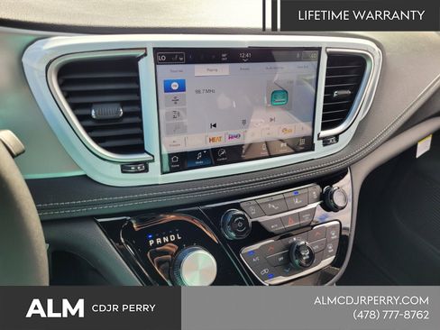 New 2026 Chrysler Pacifica Limited w/ Uconnect Theater Family Group image 22