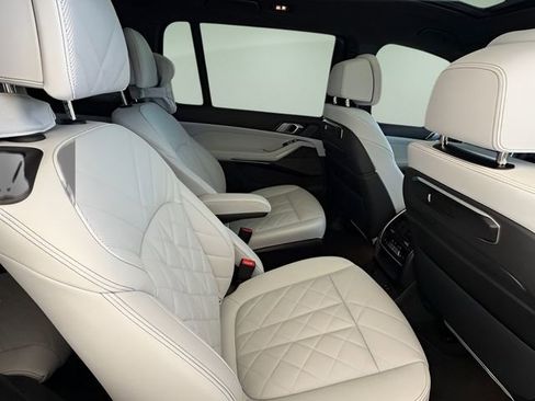 Certified 2025 BMW X7 xDrive40i w/ M Sport Package AWD/4WD image 40