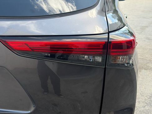 Used 2021 Toyota Highlander XLE FWD image 29