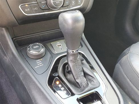 Used 2019 Jeep Cherokee Limited w/ Technology Group image 25