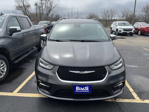 Used 2022 Chrysler Pacifica Limited image 2