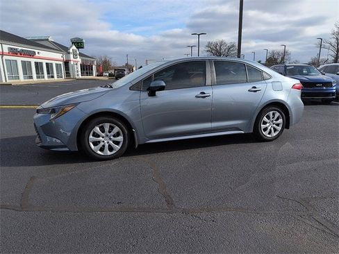 Used 2025 Toyota Corolla LE image 3