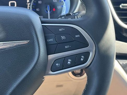 Used 2024 Chrysler Pacifica Touring-L FWD image 27