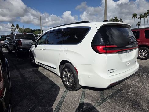 Used 2023 Chrysler Pacifica Limited AWD/4WD image 4