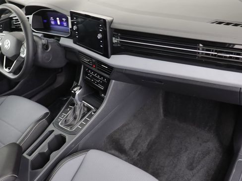 Used 2025 Volkswagen Jetta SE image 17