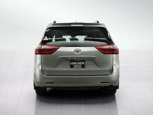 Used 2020 Toyota Sienna XLE w/ XLE Navigation Package FWD image 4