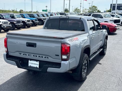 Used 2019 Toyota Tacoma TRD Off-Road AWD/4WD image 3