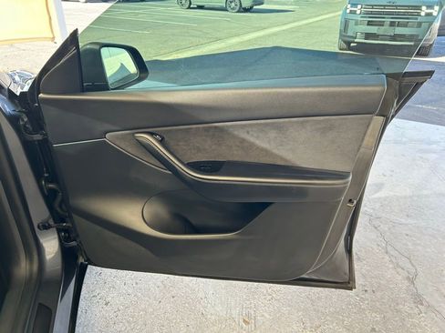 Used 2021 Tesla Model Y Long Range image 14