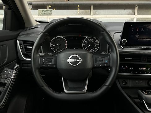 Used 2025 Nissan Rogue SV image 32