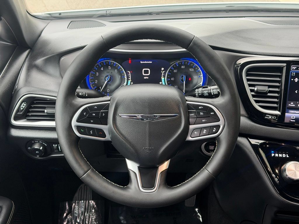 Used 2025 Chrysler Pacifica Select FWD image 17