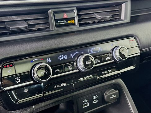 Used 2025 Honda Pilot Touring image 13