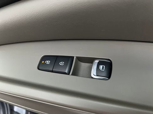 Used 2025 Kia Carnival FWD image 30