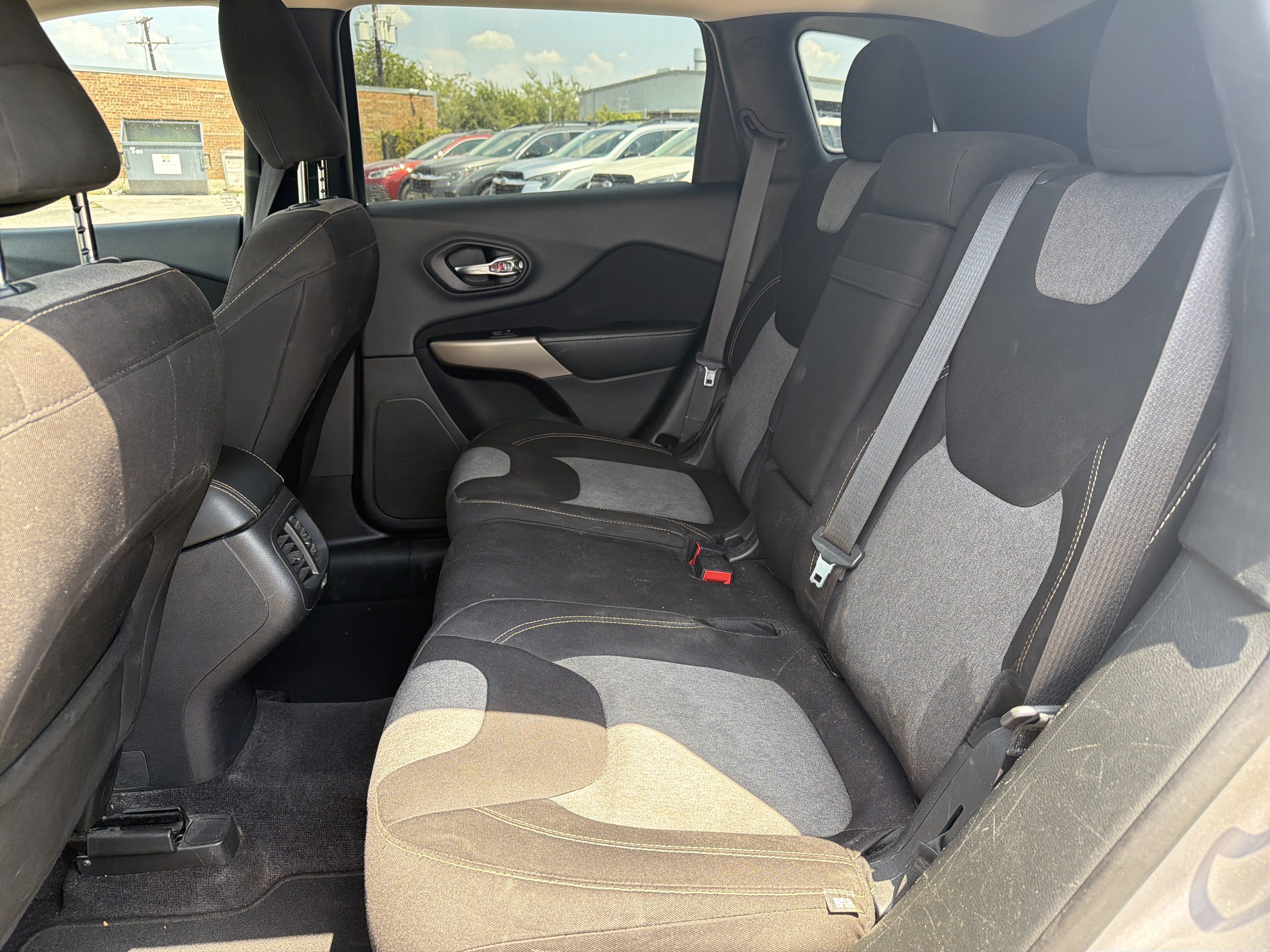 Used 2018 Jeep Cherokee Latitude FWD image 25