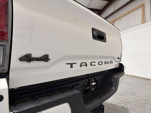 Used 2022 Toyota Tacoma TRD Sport w/ Technology Package image 15