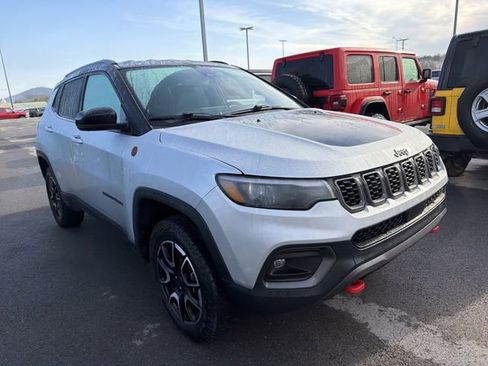 Used 2025 Jeep Compass Trailhawk w/ Trailhawk Elite Group AWD/4WD image 3