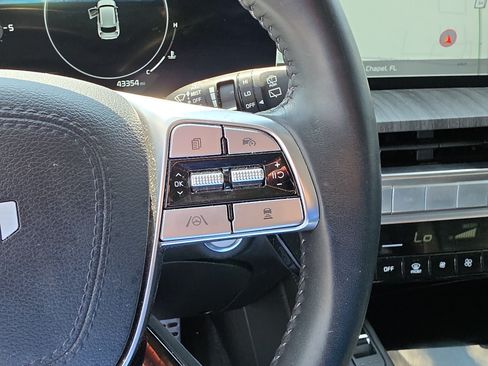 Certified 2025 Kia Telluride SX w/ SX Captain's Chair Package FWD image 33