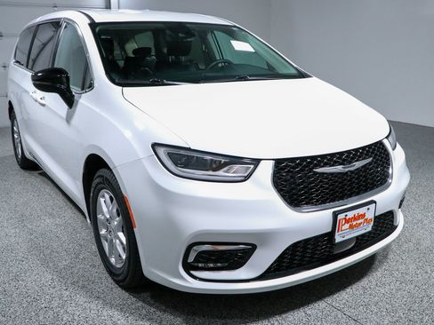 Used 2024 Chrysler Pacifica Touring-L FWD image 5
