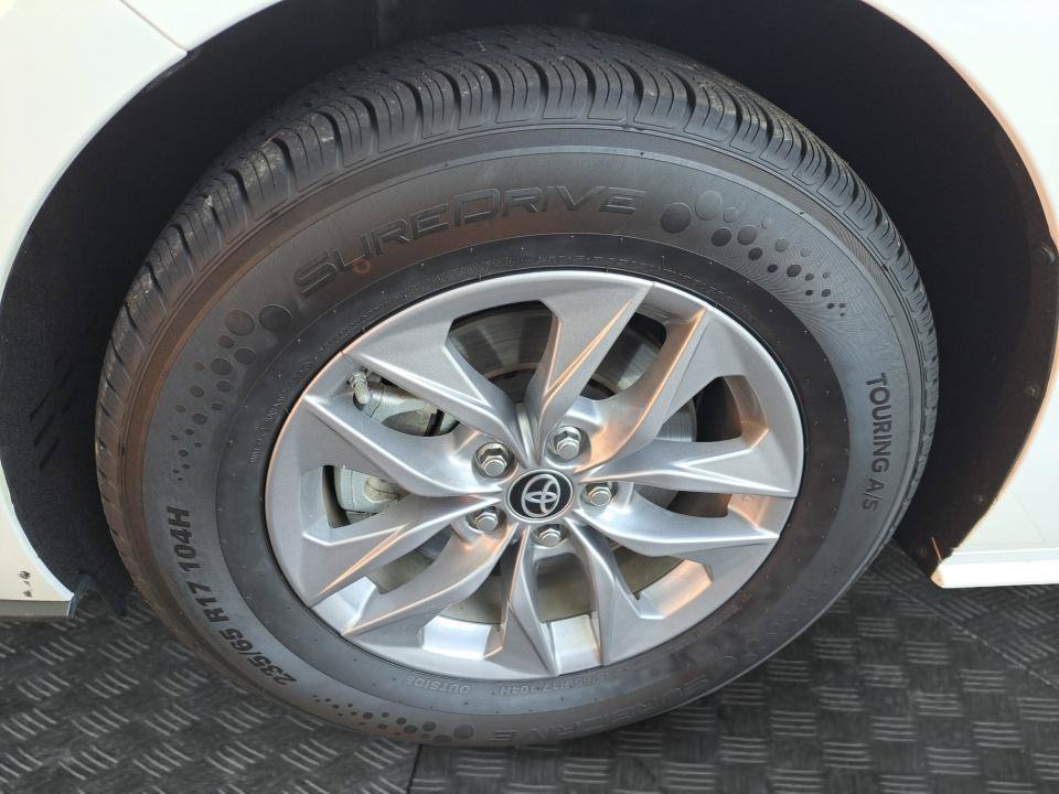 Used 2025 Toyota Sienna LE AWD/4WD image 25
