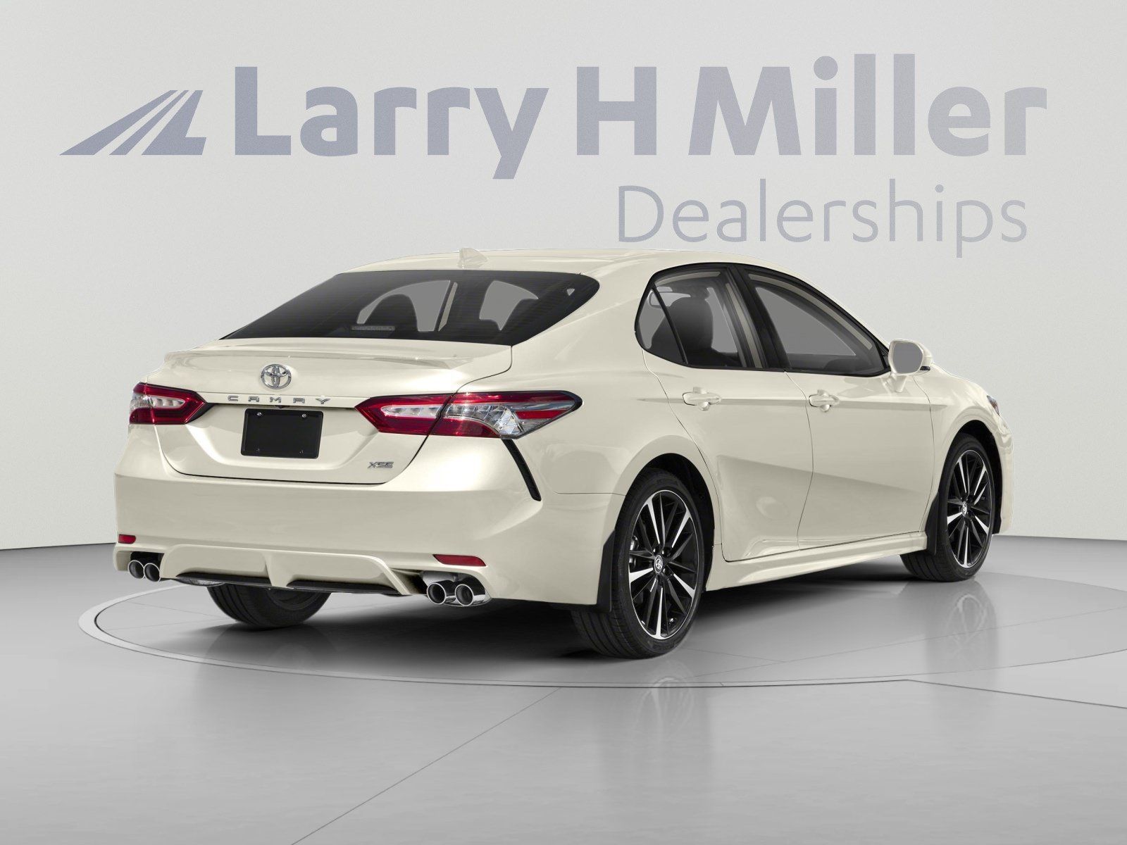 Used 2018 Toyota Camry XSE FWD image 2