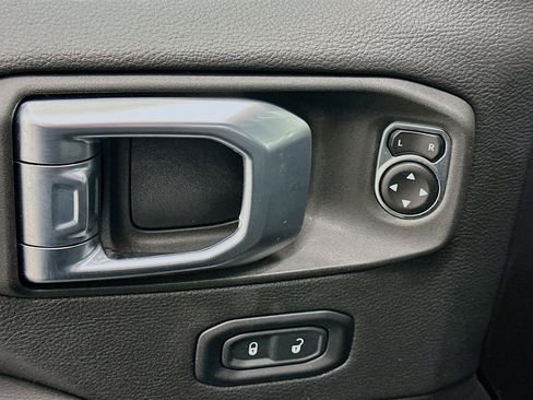 Used 2023 Jeep Wrangler Sahara AWD/4WD image 15