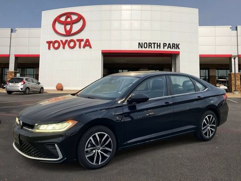 Used 2025 Volkswagen Jetta SE FWD image 1
