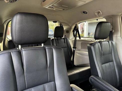 Used 2015 Chrysler Town & Country Touring w/ Driver Convenience Group image 13