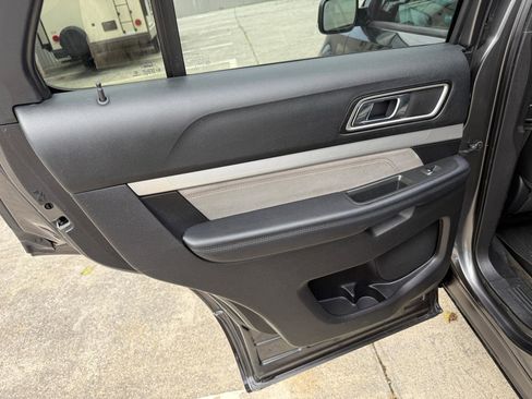 Used 2017 Ford Explorer XLT w/ Equipment Group 202A AWD/4WD image 22