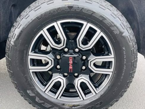 Used 2022 GMC Sierra 2500 AT4 w/ AT4 Preferred Package image 8
