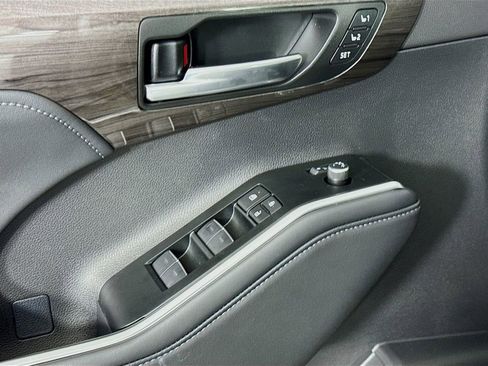 New 2025 Toyota Highlander Limited image 19