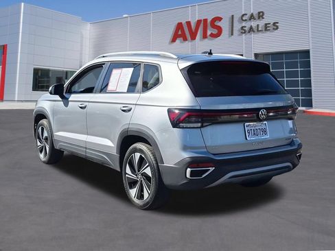 Used 2025 Volkswagen Taos SE AWD/4WD image 9