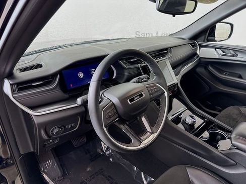 Used 2023 Jeep Grand Cherokee Altitude image 9