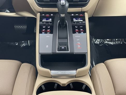 Used 2025 Porsche Macan image 20