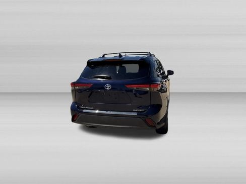 Used 2023 Toyota Highlander XLE AWD/4WD image 6