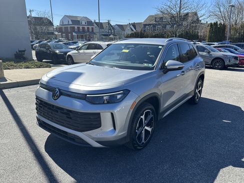 Used 2025 Volkswagen Tiguan SE image 2