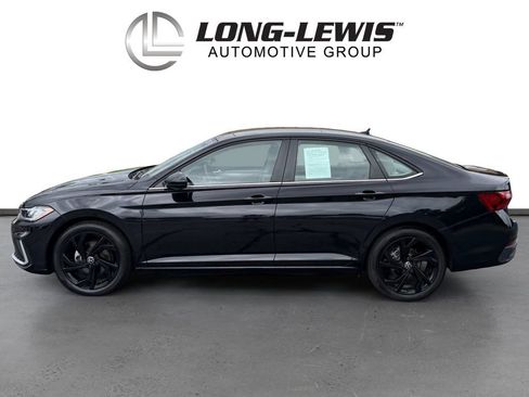 Certified 2025 Volkswagen Jetta SE w/ Sunroof Package FWD image 2