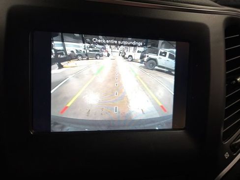Used 2020 Jeep Cherokee Latitude Plus FWD image 16