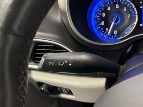 Used 2020 Chrysler Pacifica Touring-L FWD image 36