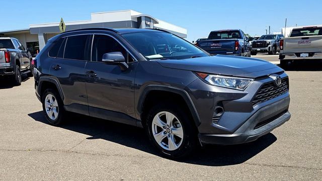 Used 2021 Toyota RAV4 XLE w/ Convenience Package FWD image 2