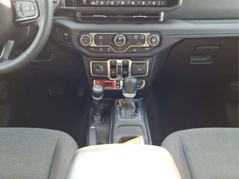 Used 2025 Jeep Wrangler Unlimited Rubicon image 16