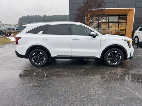 Used 2025 Kia Sorento S image 2