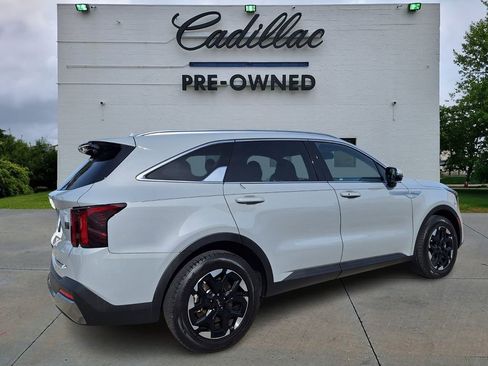 Used 2025 Kia Sorento S image 3