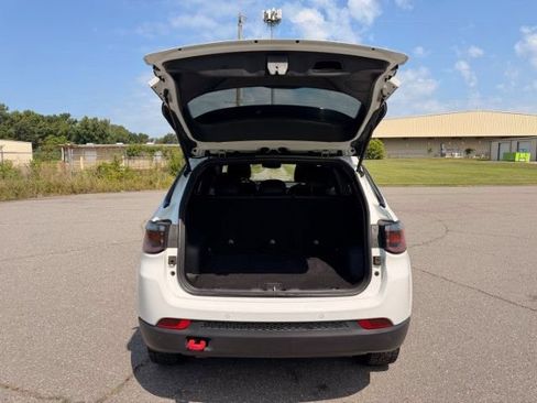 Used 2025 Jeep Compass Trailhawk AWD/4WD image 9