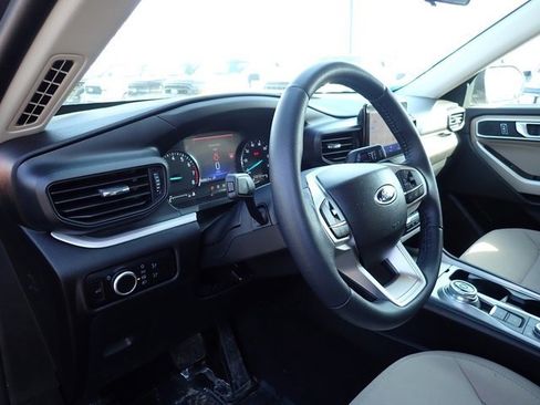 Used 2023 Ford Explorer XLT image 14